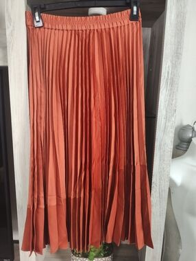 Club Monaco Pleated Midi Skirt in Burnt Orange New With Tags